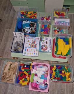 Уголок детского конструирования - крупный строительный конструктор, мелкий конструктор Лего и др.