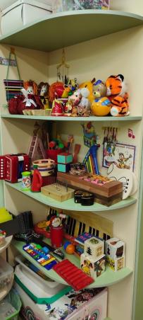 Уголок музыкального развития - игрушки-инструменты с фиксированным звуком: органчики, шарманки, музыкальные шкатулки и др.